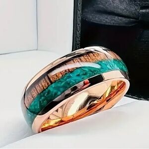 Elegant Gold and Green Band Ring